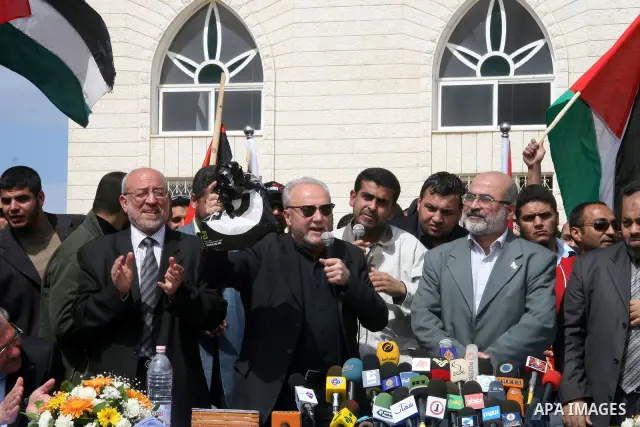 British MP George Galloway (C) hands a bundle of British pounds to Hamas deputy prime minister Ziad al-Zaza during a ceremony in Gaza City on March 10, 2009. Firebrand British MP George Galloway donated thousands of Brit...