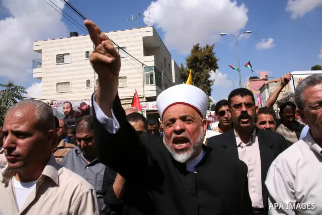 Palestinian Sheikh Taysir Tamimi (C), who heads Palestinian Islamic courts, protests in the West Bank city of Hebron on September 30, 2011 in support of thousands of Palestinian prisoners held in Israeli jails, who are o...