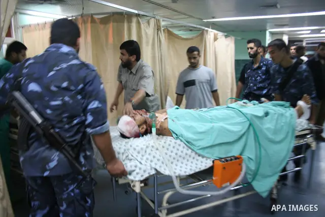 A Palestinian medic checks on a wounded youth in the shifa hospital in Gaza City 24 August 2007. A Palestinian was killed and four other were injured late 23 August 2007 in an Israeli air raid on the Gaza Strip, a medica...
