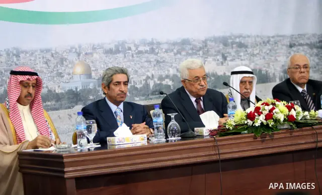 Palestinian President Mahmoud Abbas (Abu Mazen) meets with a delegation of Kuwaiti engineers in the West Bank city of Ramallah on Oct. 26, 2011. Photo by Mufeed Abu Hasnah