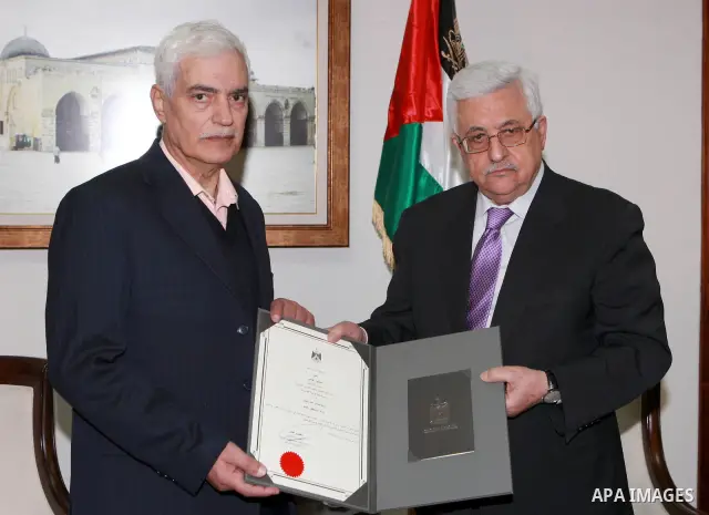Palestinian President Mahmoud Abbas (Abu Mazen) gives the Palestinian poet, Ahmed Dahbour, Order of Merit and Excellence, in the West Bank city of Ramallah, on Mar. 23, 2012. Photo by Thaer Ganaim