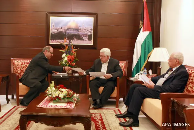 Palestinian President, Mahmoud Abbas (Abu Mazen), meets with Chairman of the Committee retired military in the West Bank city of Ramallah on Mar. 25, 2012. Photo by Thaer Ganaim