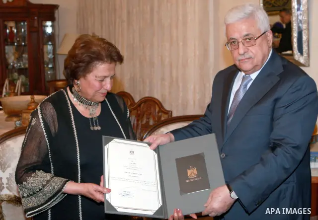Palestinian President Mahmoud Abbas, gives the artist Tamam shamoot , the order of Merit and Excellence in the Jordan Capital of Amman, on Mar. 26, 2012. Photo by Thaer Ganaim