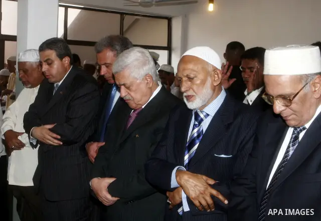 Palestinian President Mahmoud Abbas attends friday prayer's in Sri Lanka's capital of Colombo.