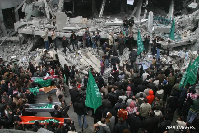 Palestinians mourns during the funeral of Dena Baloshathe and her four sisters in Jabalya refugee camp in the northern Gaza Strip December 29, 2008. Palestinian medics said five young sisters, one of them Dena Balosha, d...