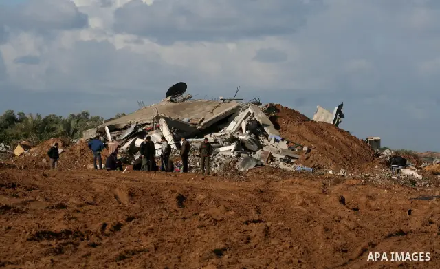Palestinians carry their furniture from a house striken by Israeli forces in Al-zaytoun neighborhood, north of Gaza Strip Jan. 18, 2009. Palestinian people started to go out in Gaza city Sunday morning after 22 days of b...