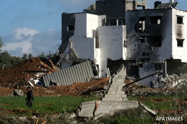 Palestinians return to salvage some of their belongings from a destroyed house in the heavily hit eastern area of Jebaliya, Gaza strip, Sunday, Jan. 18, 2009APAIMAGES PHOTO / Ashraf Amra