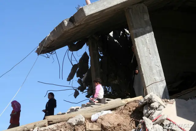 Palestinian sit on rubble of houses destroyed during Israel's offensive to destroy Hamas rockets on January 4, 2009 in Jabalya in the northern Gaza Strip. APAIMAGES PHOTO / Ashraf Amra