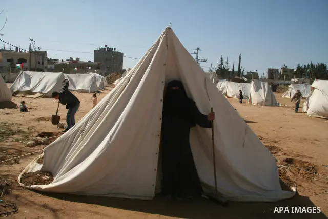 Palestinians move between a tent area erected in the east of Jabaliya refugee camp in the northern Gaza Strip, ,15 February 2009 APAIMAGES PHOTO / Ashraf Amra
