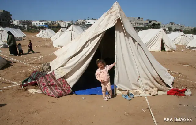 Palestinians move between a tent area erected in the east of Jabaliya refugee camp in the northern Gaza Strip,15 February 2009. APAIMAGES PHOTO / Ashraf Amra