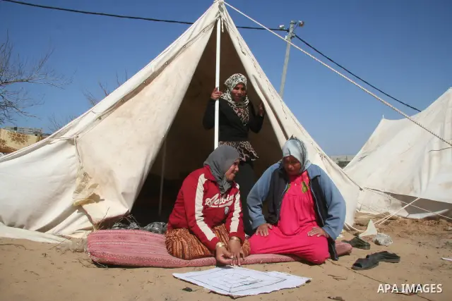 Palestinians move between a tent area erected in the east of Jabaliya refugee camp in the northern Gaza Strip, ,15 February 2009 APAIMAGES PHOTO / Ashraf Amra