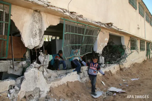 Palestinian students during a lesson in school 15 February 2009the northern Gaza APAIMAGES PHOTO / Ashraf Amra