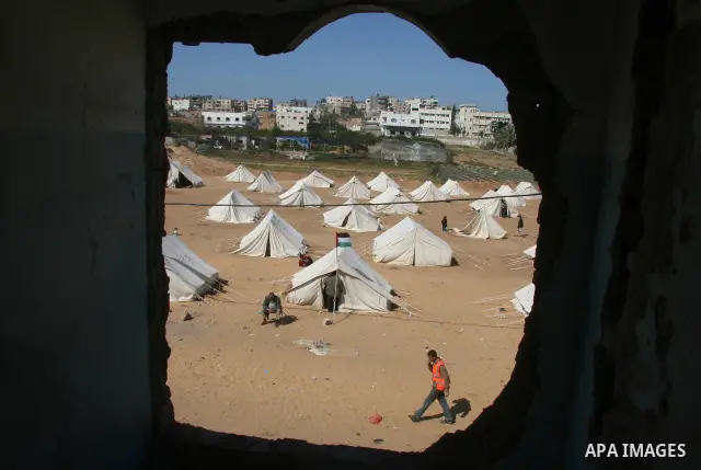 Palestinians move between a tent area erected in the east of Jabaliya refugee camp in the northern Gaza Strip,15 February 2009 APAIMAGES PHOTO / Ashraf Amra
