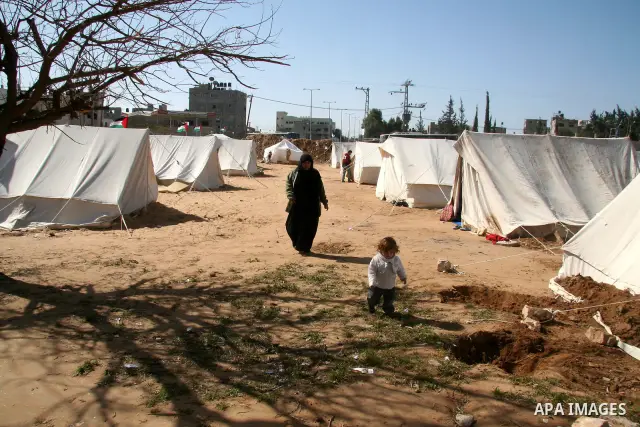A Palestinian girl between a tent area erected in the east of Jabaliya refugee camp in the northern Gaza Strip,15 February 2009. APAIMAGES PHOTO / Ashraf Amra
