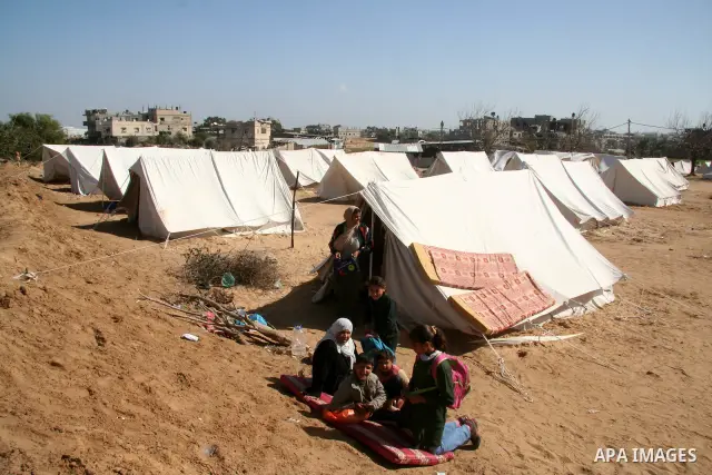 Palestinians move between a tent area erected in the east of Jabaliya refugee camp in the northern Gaza Strip, ,15 February 2009 APAIMAGES PHOTO / Ashraf Amra