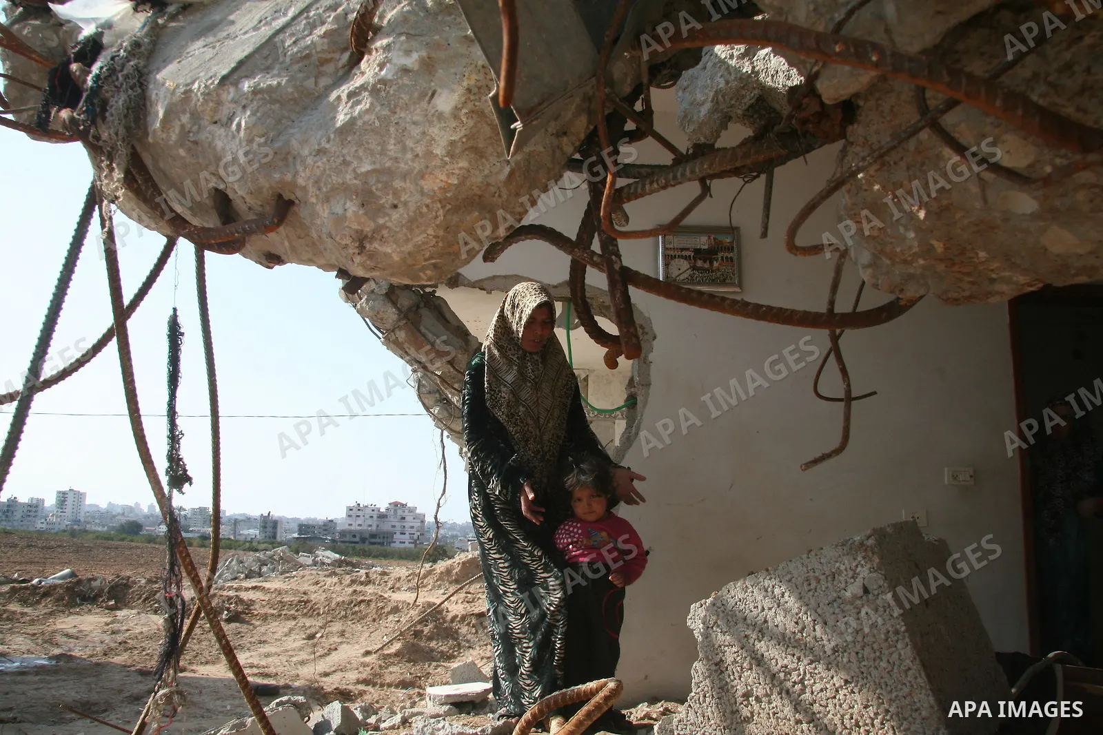 A Palestinian woman walks amid improvised shacks in the heavily damaged district of the northern Gaza Strip refugee camp of February 18, 2009 APAIMAGES PHOTO / Ashraf Amra