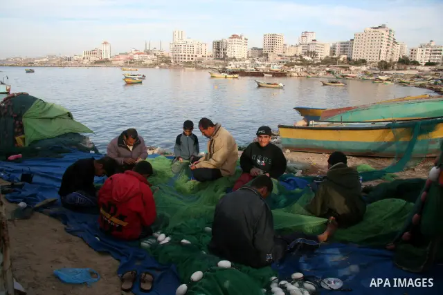 Palestinian fishermen prepare their nets in Gaza City on February 26, 2009. APAIMAGES PHOTO / Ashraf Amra