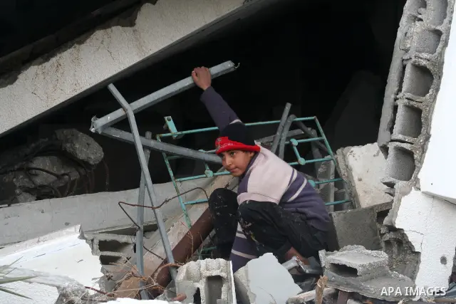 A Palestinian evacuates his belongings from a tent that housed people who have lost their homes during Israel's 22-day offensive, after heavy rain in east of Gaza March 1, 2009. The World Bank said on Sunday it would urg...