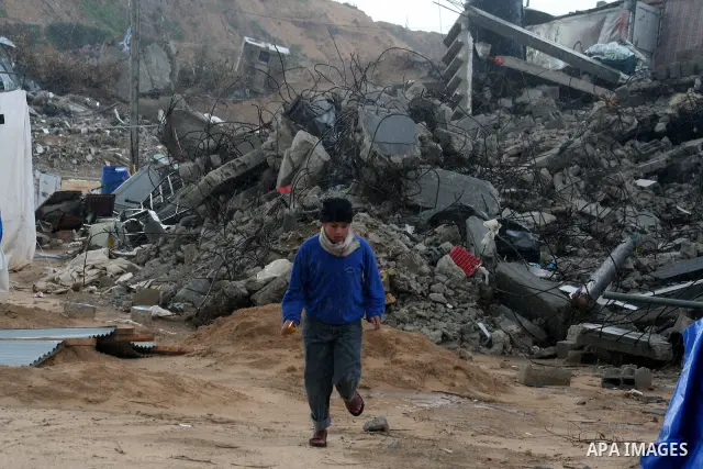 A Palestinian evacuates his belongings from a tent that housed people who have lost their homes during Israel's 22-day offensive, after heavy rain in east of Gaza March 1, 2009. The World Bank said on Sunday it would urg...