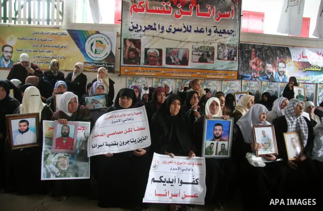 Palestinians take part in a protest in Gaza City calling for the release of Palestinian prisoners held in Israeli jails March 2, 2009 APAIMAGES PHOTO / Ashraf Amra