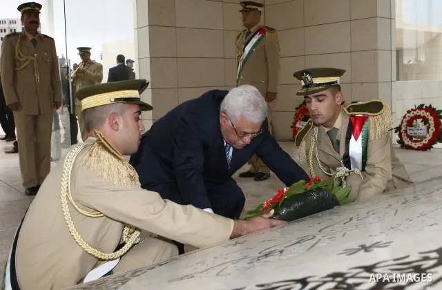 Palestinian President Mahmoud Abbas put wreath on the tomb of the late leader Yasser Arafat, in Ramallah.