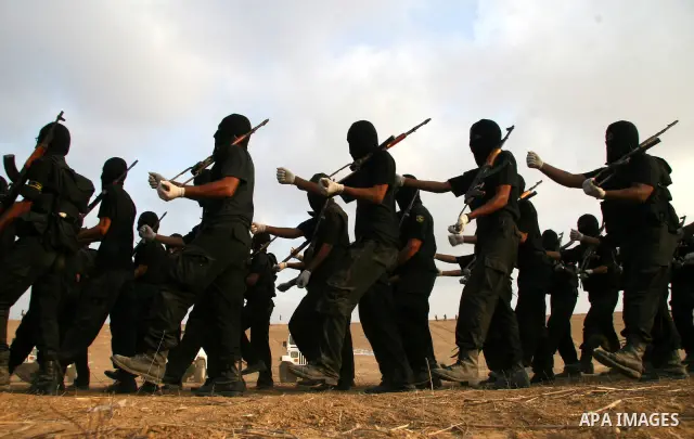 Palestinian militants from "Saraya Al-quds" the military wing of Jihad Islamic movement Participate in a military training in Rafah city southern Gaza Strip.