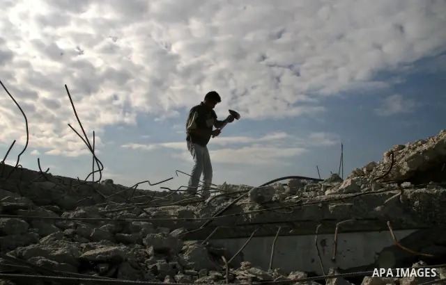 Palestinian workers collect scrap iron from the destroyed houses and companies near Erez crossing northern of Gaza Strip,on December 23,2008. Palestinian armed groups in Gaza observed a 24-hour halt to rocket fire agains...