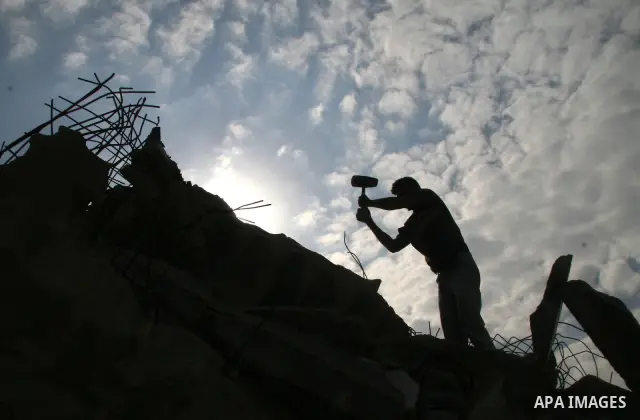 Palestinian workers collect scrap iron from the destroyed houses and companies near Erez crossing northern of Gaza Strip,on December 23,2008. Palestinian armed groups in Gaza observed a 24-hour halt to rocket fire agains...