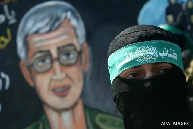 Hamas militantes stand nexta paint a mural depicting captured Israeli soldier Gilad Shalit during a rally demanding the release of Palestinian prisoners from Israeli jails in the Jablia refugee camp, northern Gaza Strip,...