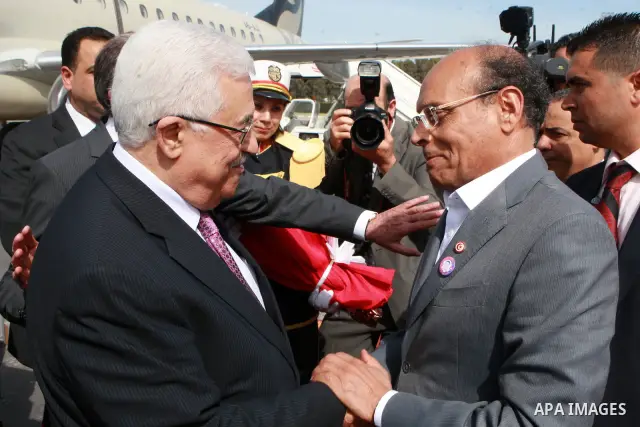 Palestinian President Mahmoud Abbas (L) shakes hands with Tunisian President Moncef Marzouki (R) during their meeting in Tunis, Tunisia, 28 April 2012. Media reports state that Abbas started on 28 April an Arab tour duri...
