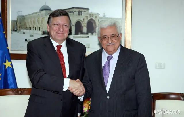 Palestinian President Mahmoud Abbas (Abu Mazen) meets with European Commission President Jose Manuel Barroso in the West Bank city of Ramallah on 08 July 2012. Photo by Thaer Ganaim