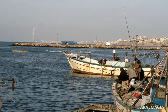 Palestinian fishermen collect their catch of fish off the coast of Gaza City on February 26, 2009. APAIMAGES PHOTO / Ashraf Amra