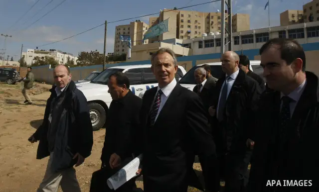 Former British prime minister and Middle East envoy Tony Blair (2nd R) visits Beit Hanun in the northern Gaza Strip, on March 1, 2009. Blair arrived in the Gaza Strip in his first visit to the Hamas-run enclave since bei...
