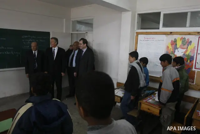 Former British prime minister and Middle East envoy Tony Blair (L) talks to Palestinian children during a visit to a UN-run school in Beit Hanun, northern Gaza Strip, on March 1, 2009. Blair arrived in the Gaza Strip in...