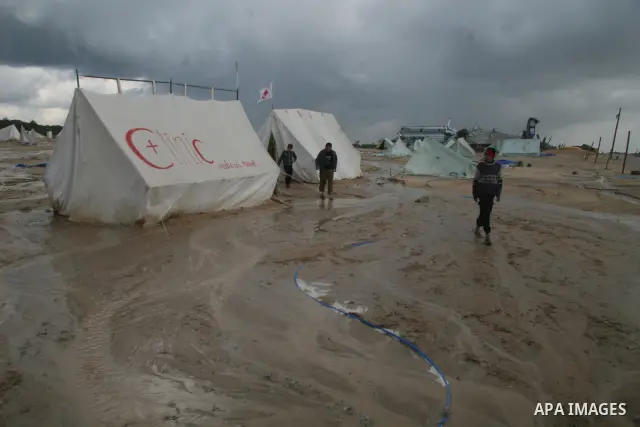 A Palestinian evacuates his belongings from a tent that housed people who had lost their homes during Israel's 22-day offensive, after heavy rain in east of Gaza March 1, 2009. The World Bank said on Sunday it would urge...