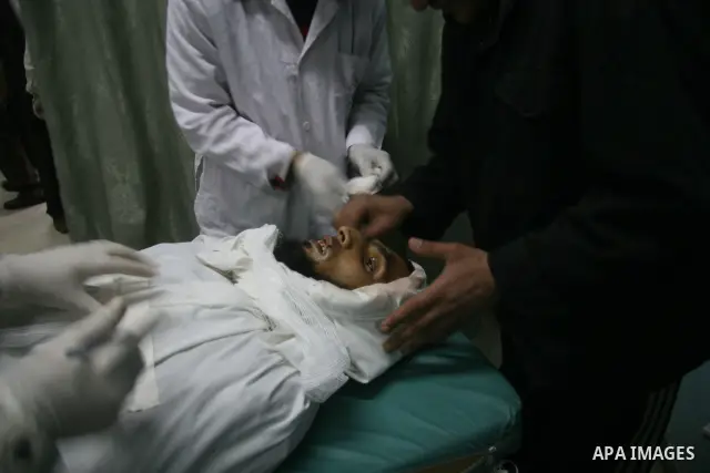 Palestinian doctors wheeled killing militant at al-Aqsa hospital in the central Gaza Strip treat a wounded Palestinian after an Israeli air strike, on March 5, 2009. Israeli air raids on Hamas-run Gaza killed four milita...
