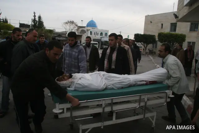 Palestinian doctors wheeled killing militant at al-Aqsa hospital in the central Gaza Strip treat a wounded Palestinian after an Israeli air strike, on March 5, 2009. Israeli air raids on Hamas-run Gaza killed four milita...