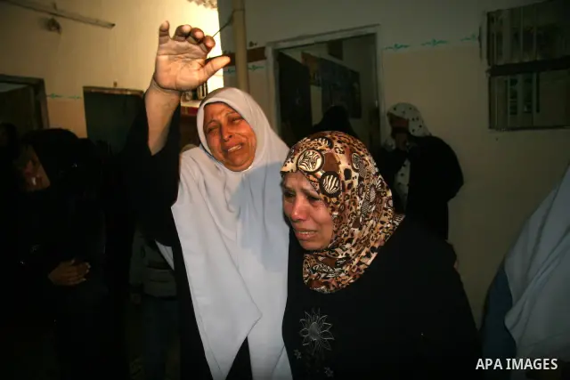 Relatives of Palestinian Hamas fighter mourn during his funeral in the al-Sheikh Radwan in Gaza City on March 31, 2009 following an Israeli air raid in the Hamas-run Palestinian territory. The raid, which killed two mili...