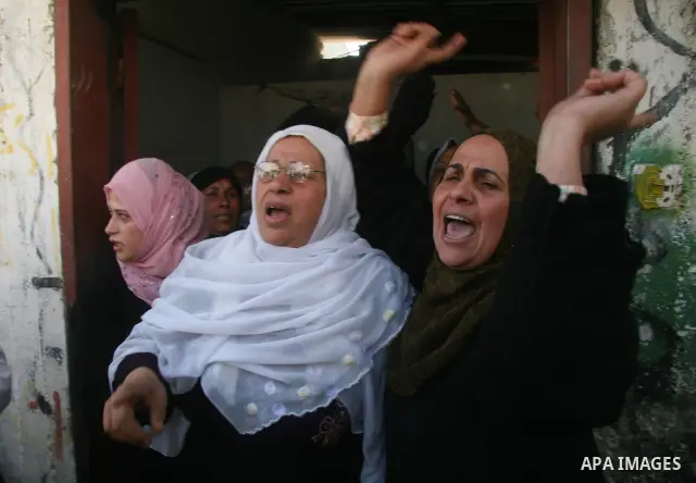 Unidentified female relatives of Jamil Qofa, one of two Palestinian gunmen killed on April 4, 2009 in clashes with Israeli troops along the border of the Hamas-ruled Gaza Strip, mourn during his funeral in the southern G...