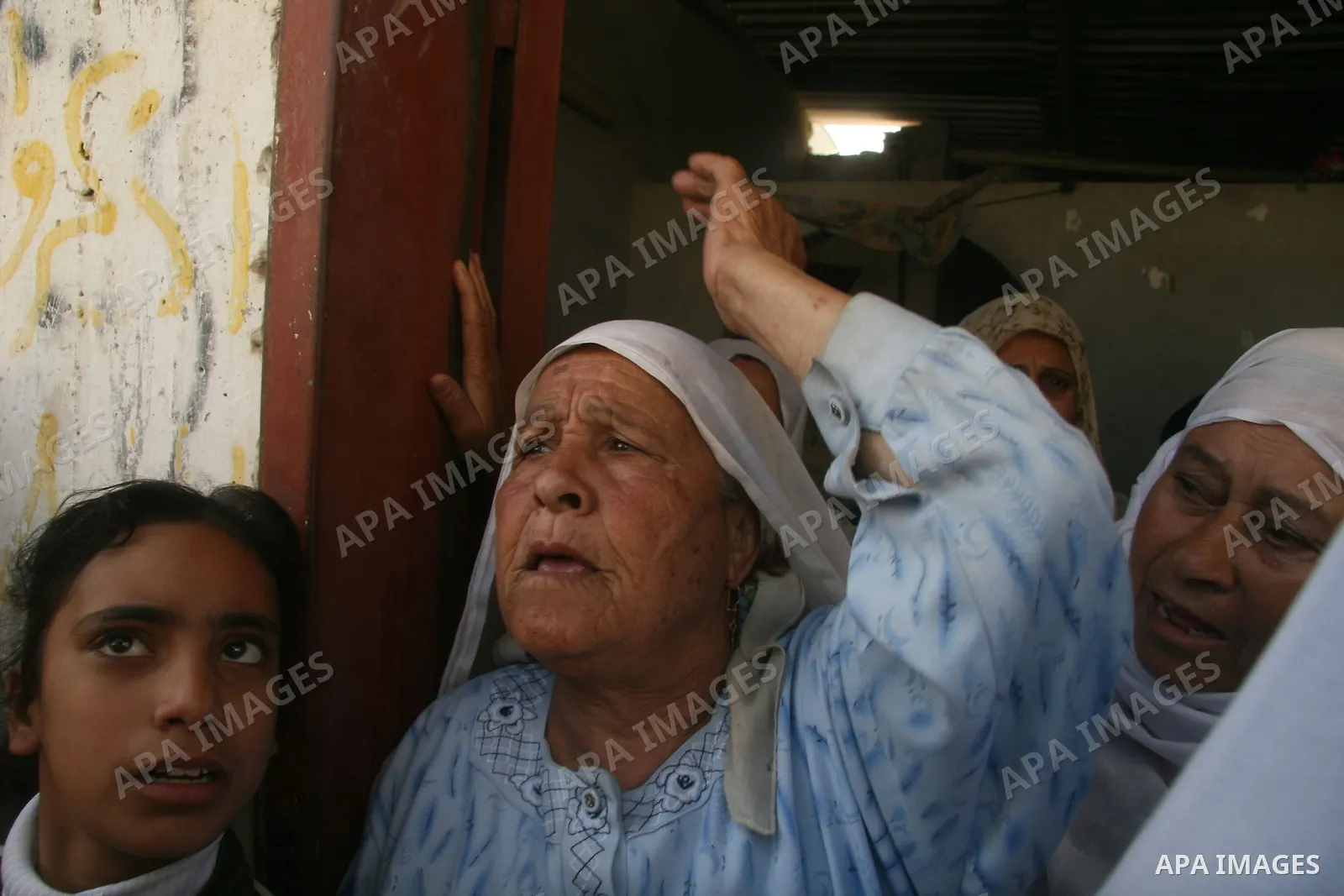 Unidentified female relatives of Jamil Qofa, one of two Palestinian gunmen killed on April 4, 2009 in clashes with Israeli troops along the border of the Hamas-ruled Gaza Strip, mourn during his funeral in the southern G...