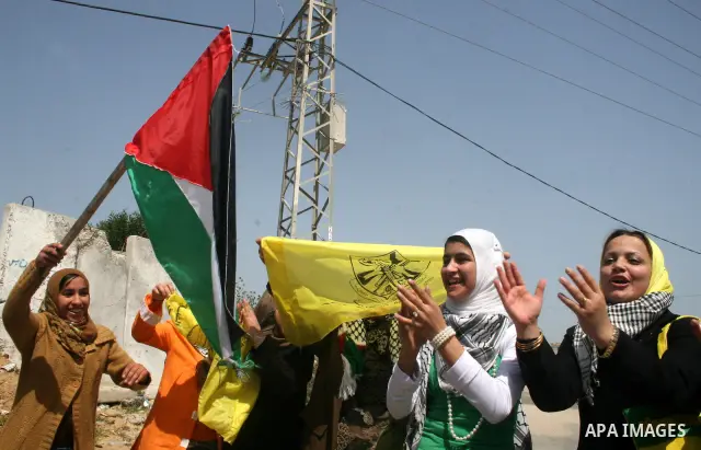 Palestinian Sherin al-Sheikh Khalil (C), arrives at Erez crossing, in the northern Gaza Strip upon her release from an Israeli jail on 12 April 2009. Al-Sheikh Khalil, who was arrested by Israeli forces in 2003, is from...