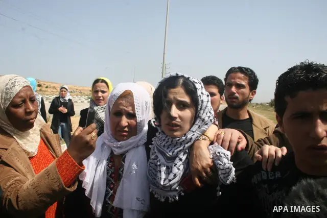 Palestinian Sherin al-Sheikh Khalil (C), arrives at Erez crossing, in the northern Gaza Strip upon her release from an Israeli jail on 12 April 2009. Al-Sheikh Khalil, who was arrested by Israeli forces in 2003, is from...