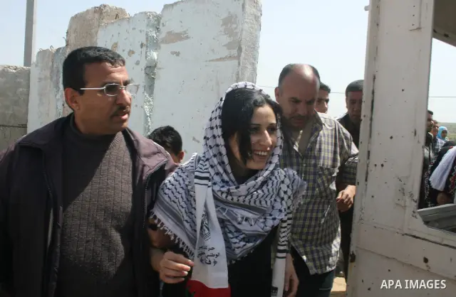Palestinian Sherin al-Sheikh Khalil (C), arrives at Erez crossing, in the northern Gaza Strip upon her release from an Israeli jail on 12 April 2009. Al-Sheikh Khalil, who was arrested by Israeli forces in 2003, is from...
