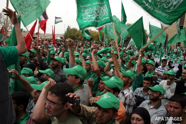 Palestinian students and activists of Hamas,taking part in Birzeit University Student Council elections campaign at the Birzeit University campus in the West Bank April 14, 2009.9.APAIMAGES PHOTO /Issam rimawi