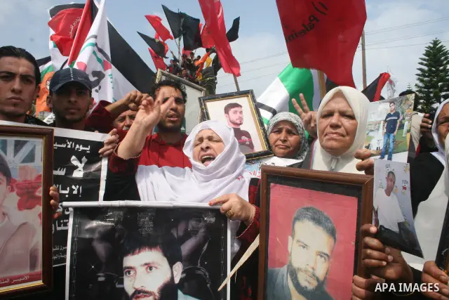Palestinians shout slogans during a rally calling for the release of Palestinian prisoners from Israeli jails in Gaza City on April 16, 2009 ahead of the Palestinian Prisoner Day. On March 17 Palestinians mark Prisoner D...