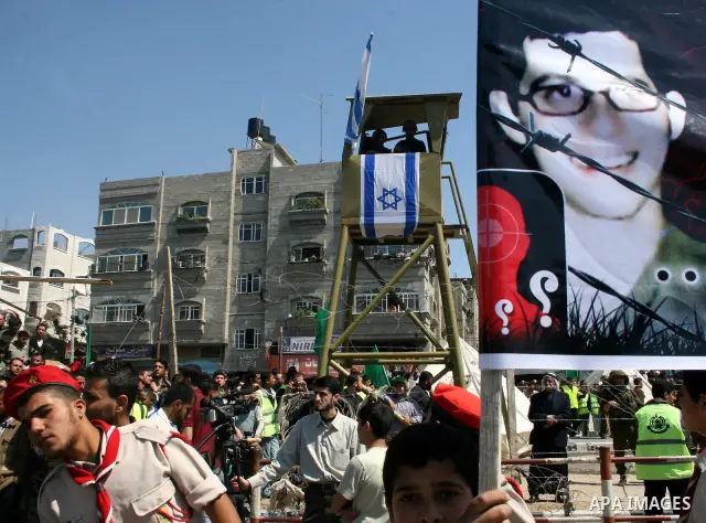 Hamas supporteres attend a rally demanding the release of Palestinian prisoners from Israeli jails in the Jablia refugee camp, northern Gaza Strip, on April 17, 2009, Palestinians mark Prisoner Day on March 17, during wh...