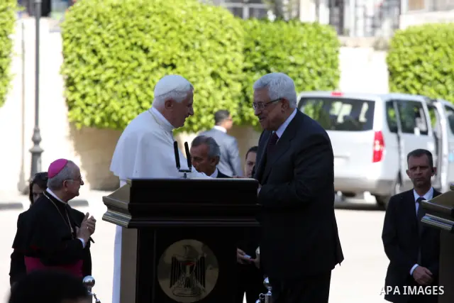 Palestinian President Mahmoud Abbas, right, shakes hands with Pope Benedict XVI, center, during a welcoming ceremony, at the Palestinian headquarters, in the West Bank town of Bethlehem, Wednesday, May 13, 2009..APAIMAGE...