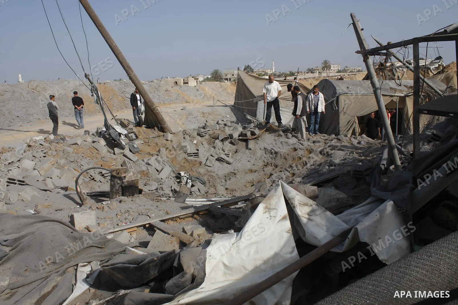 Palestinian men inspect the damaged smuggling tunnel linking the southern Gaza Strip town of Rafah with Egypt following an overnight Israeli air strike in Gaza Strip, May 20, 2009. Israeli warplanes on Tuesday night carr...