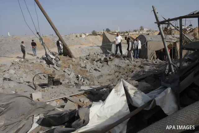 Palestinian men inspect the damaged smuggling tunnel linking the southern Gaza Strip town of Rafah with Egypt following an overnight Israeli air strike in Gaza Strip, May 20, 2009. Israeli warplanes on Tuesday night carr...
