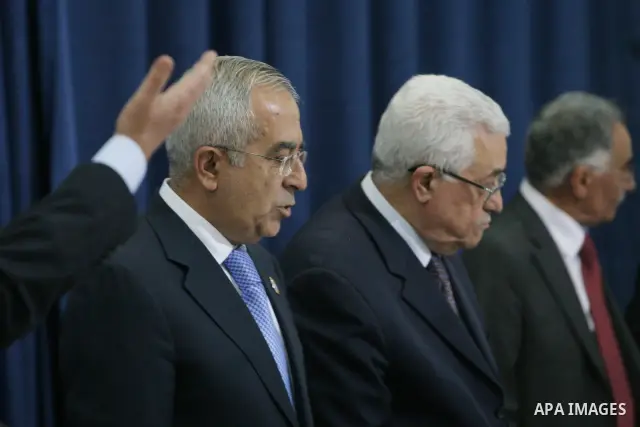 Members of the new Palestinian cabinet pose for a group picture after swearing in , in the West Bank city of Ramallah on May 19, 2009. Ten of the 23 ministers in the cabinet, headed by Western-backed Fayyad, are Fatah me...